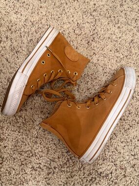 🌅 Suede Converse